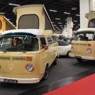 besonders viele VW Busse (T1 oder wie die hier gezeigten T2 Versionen) wurden angeboten - Besuch der RETRO CLASSICS Cologne 2017