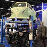 neben den Fahrzeugen wurde auch Zubehör angeboten - wie diese platzsparende Hebebühne  - Besuch der RETRO CLASSICS Cologne 2017