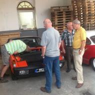 Es ist schon seltsam, wenn sich während der Fahrt die vordere Haube selbständig macht. Aber letzten Endes ist alles gut ausgegangen. Wie man hier sieht, ist einer fleißig, während drei die Verantwortung tragen (und ein Vierter fotografiert).