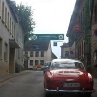 OCRE - Herbstausfahrt 2013 : ein Banner über der Straße in Münstermaifeld : *Stadt Münstermaifeld / Burg Elz grüßt dem Oldtimerclub Rhein-Erft*