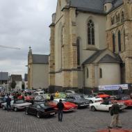 OCRE - Herbstausfahrt 2013 : 21 Oldtimer parken vor der Stiftskirche St. Martin und St. Severus in Münstermaifeld