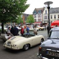 Blick auf Marktplatz und Teilnehmerfahrzeuge  - Oldtimertreffen in Erftstadt Lechenich 2015