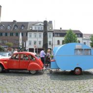 selbst ein Citroen 2CV genügt als Zugfahrzeug für ein *Dübener Ei*, einen kompakten Wohnwagen aus der DDR