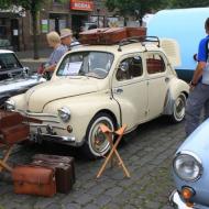 Citroen 4 CV mit zeitgenössischen Accessoires