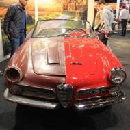 ein Händler erklärt an einen Alfa Romeo den Umfang einer Restauration
