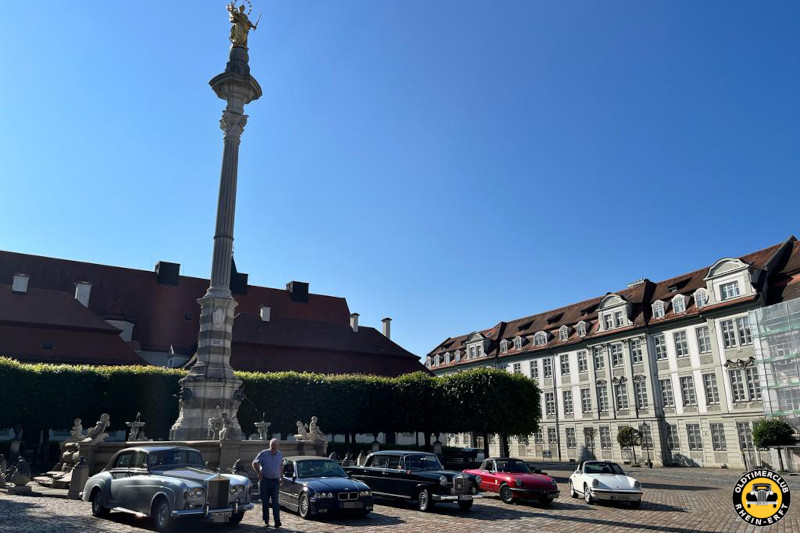 Aufstellung vor dem Marienbrunnen mit Mariensäule in Eichstätt - Clubreise ins Altmühltal (08.06.-11.06.2023)
